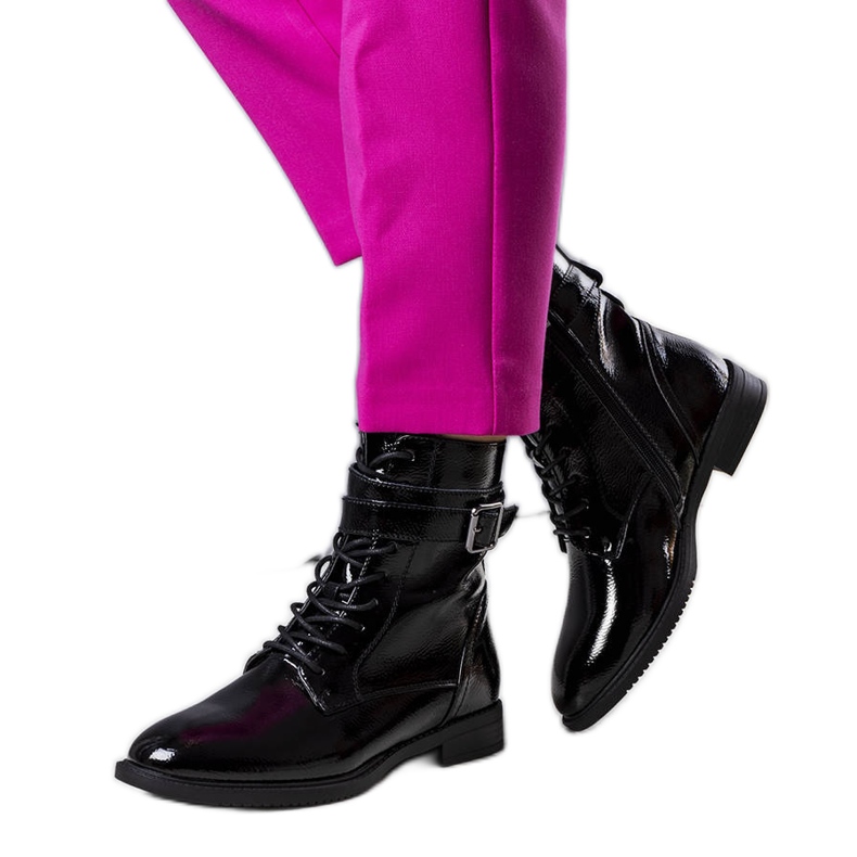 Svarta isolerade lackstövlar från Pompi