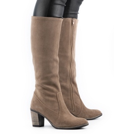 Olivier Kvinnors isolerade stövlar på en jordnära stolpe beige