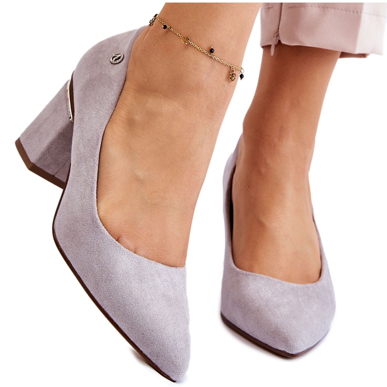 Klassiska högklackade pumpar i mocka med grå Derren-utsmyckningar