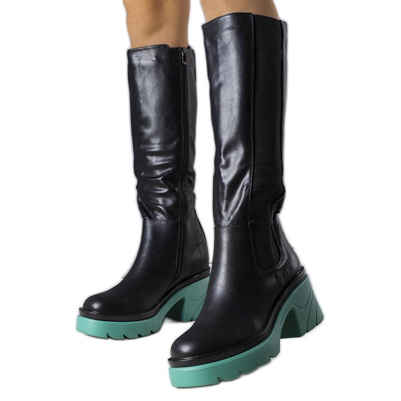 Svarta stövlar med blå sula från Charla