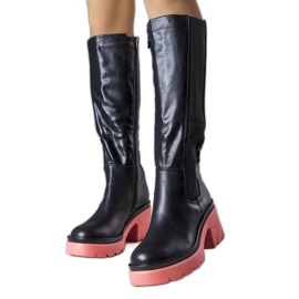 BM Svarta stövlar med rosa sulor från Charla