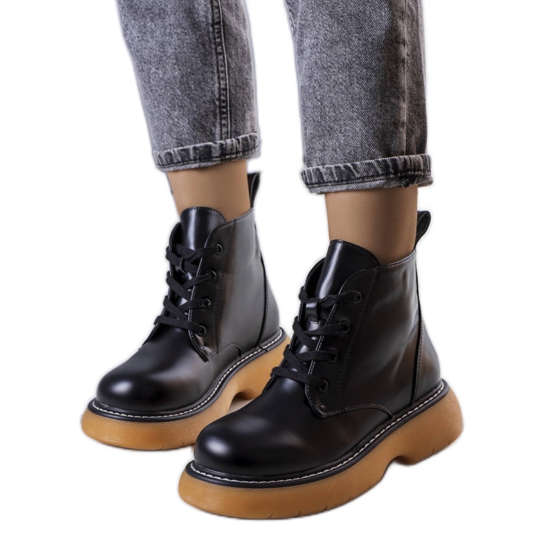 Lutero svarta isolerade stövlar