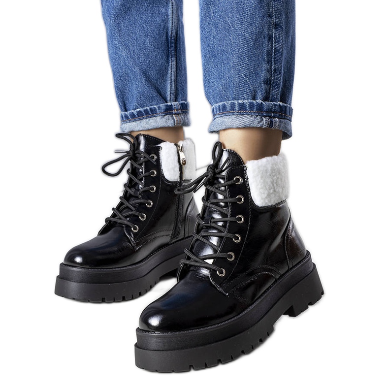 Svarta isolerade stövlar med fårskinn från Bryas