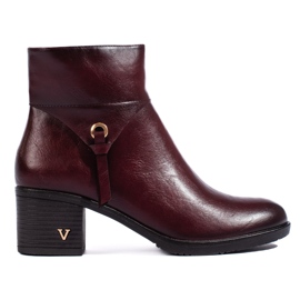 W. Potocki Damstövlar Potocki på en bred vinröd stolpe