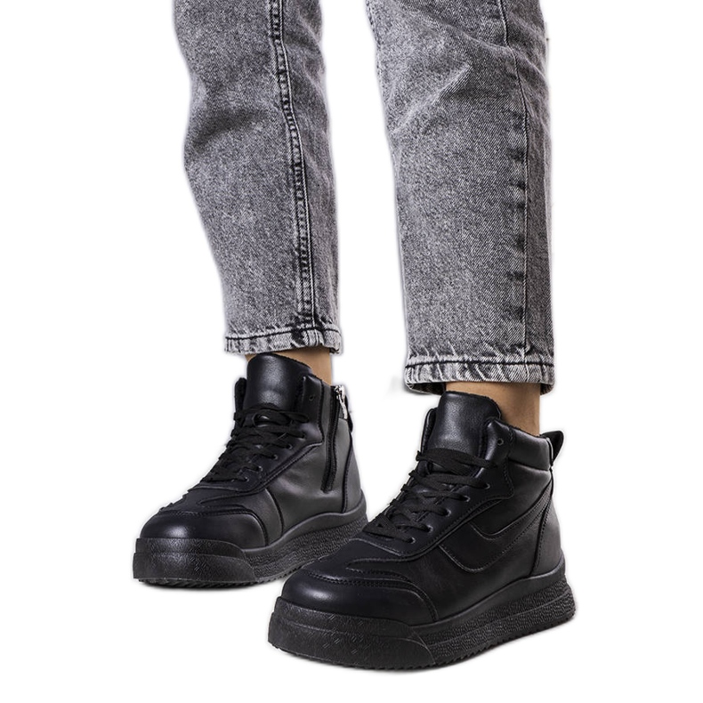 Svarta isolerade sneakers från Korti