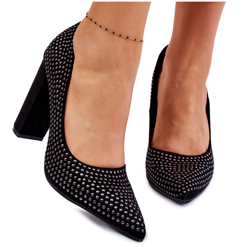 Pumps i mocka med dekorativa dubbar, svarta dories