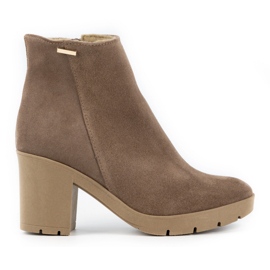 Olivier Riva-isolerade mockastövlar för kvinnor på en mörkbeige stolpe