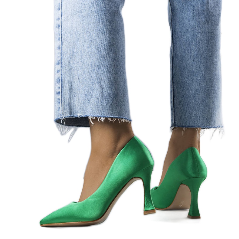 Gröna pumps med timglasklack från Otto