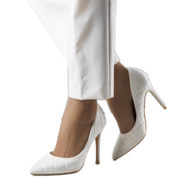 Vita quiltade höga klackar