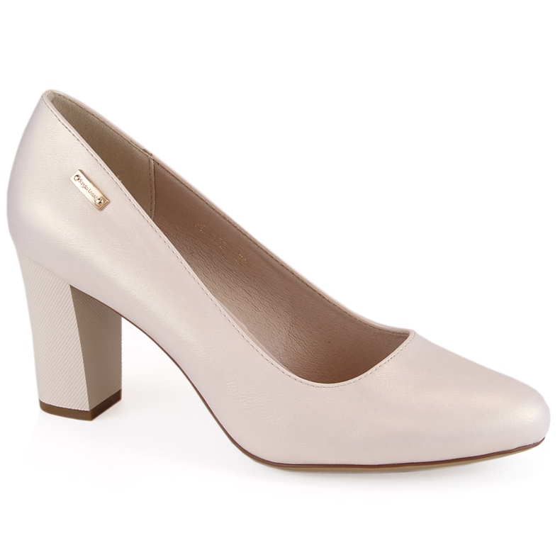 Beige pärlpumps på en dekorativ stolpe från Sergio Leone