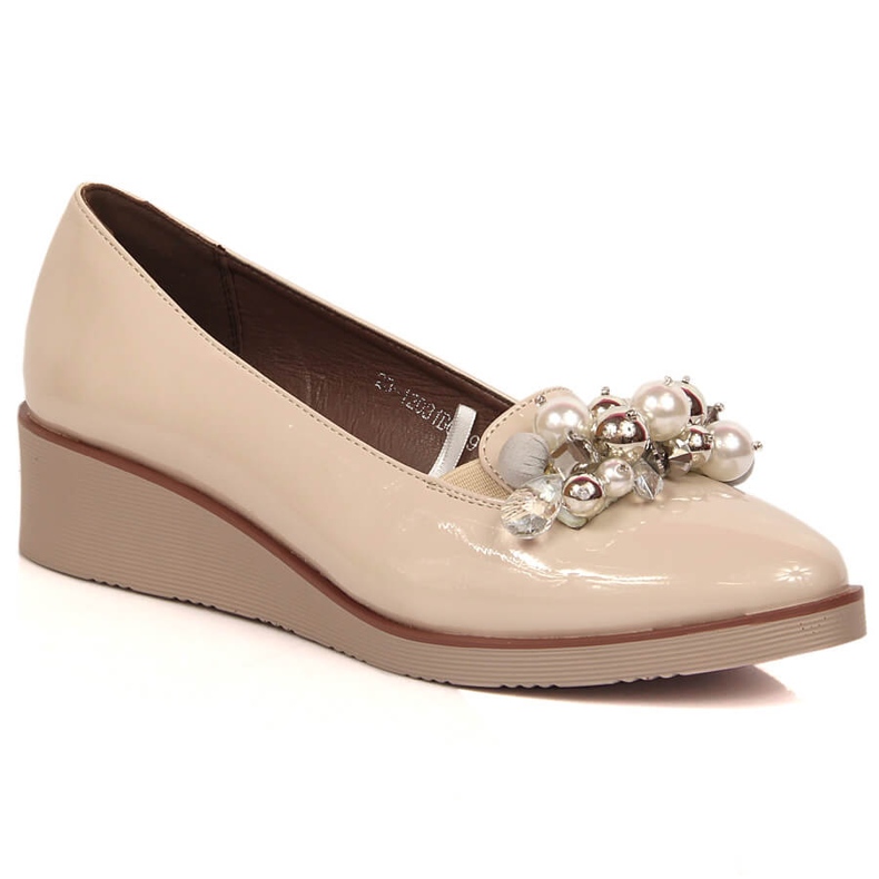 Beigelackade kilskor med pärlor Potocki SZ12031