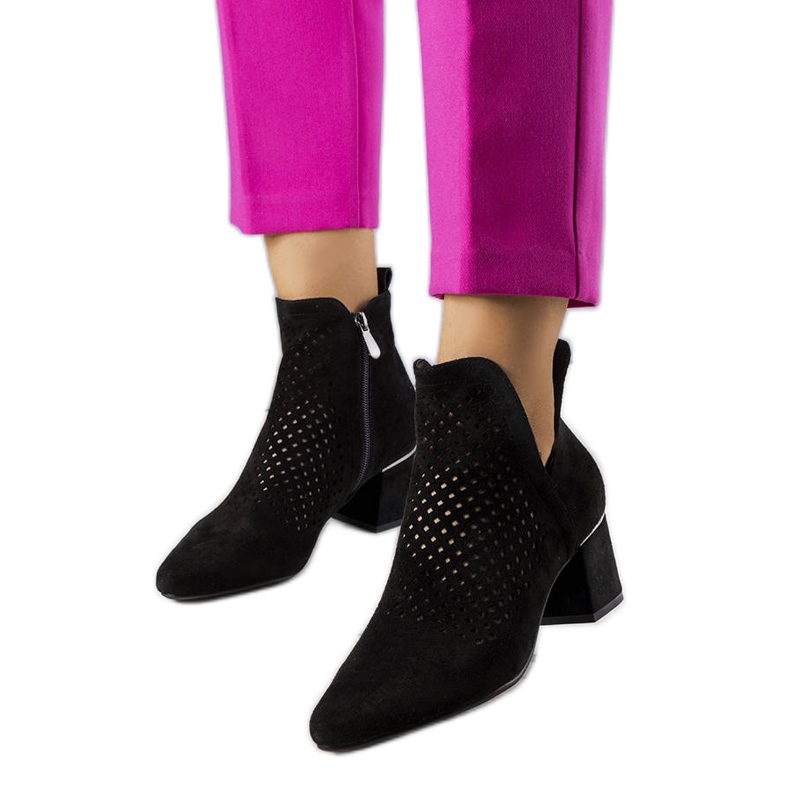 BM Svarta genombrutna ankelboots från Bernadette