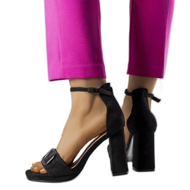 BM Svarta sandaler med klack från Linda