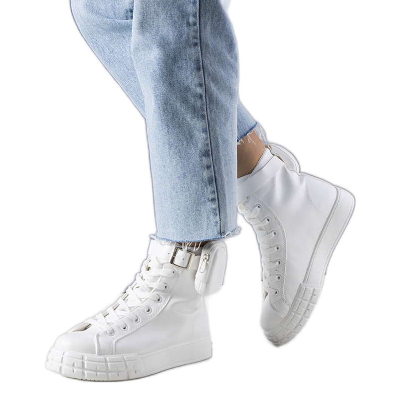 Vita stövletter med Willie-påse