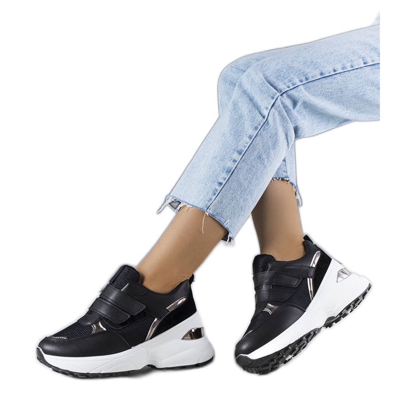 Svarta sneakers på en massiv Elsie-sula