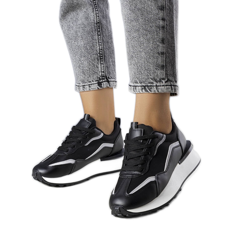 Svarta sneakers på Ada-plattformen