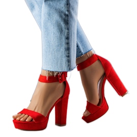 BM Röda sandaler på stolpen Josefina