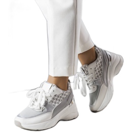 Gråa sneakers dekorerade med Lora-monogrammet