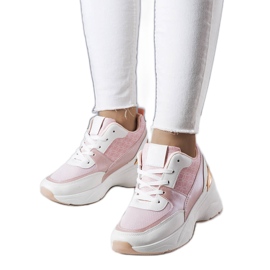 BM Rosa sneakers dekorerade med Lora-monogrammet