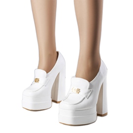 Vita pumps på ett chunky block från Janie