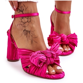 Fashionabla sandaler med höghöjda bågar fuchsia rosa