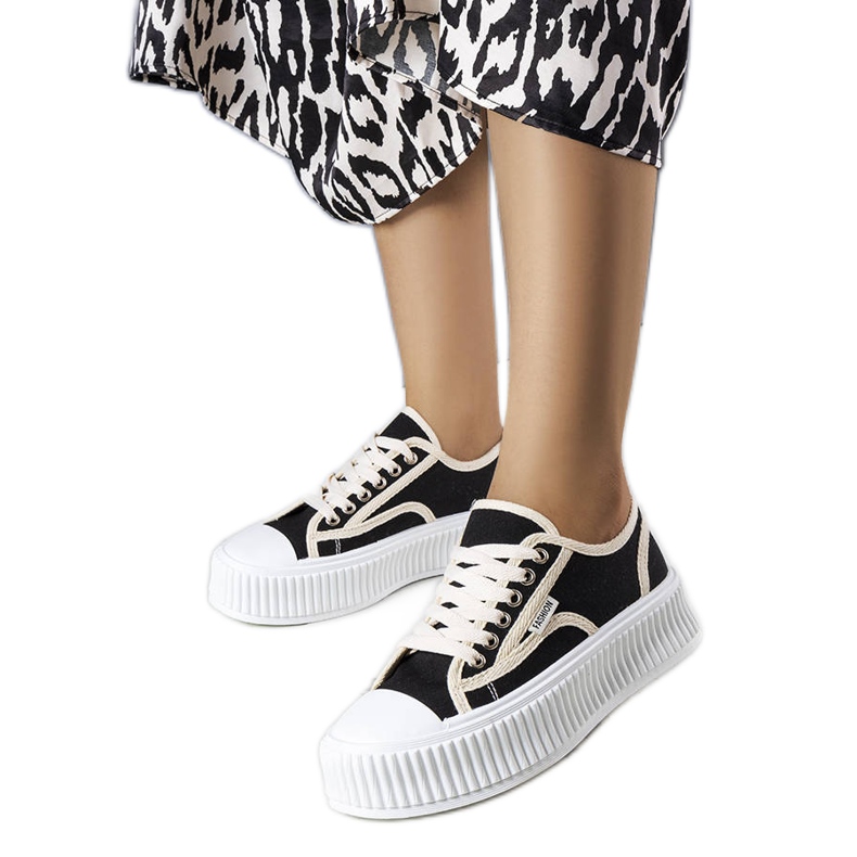 PA1 Svarta platåsneakers från Connie