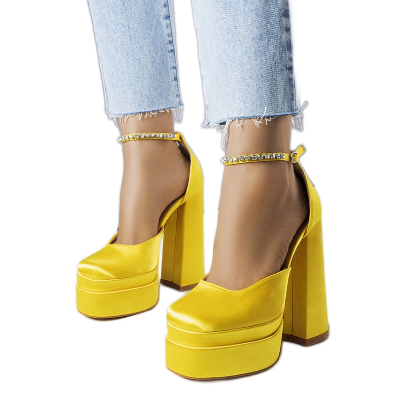 Gula högklackade pumps från Elvira