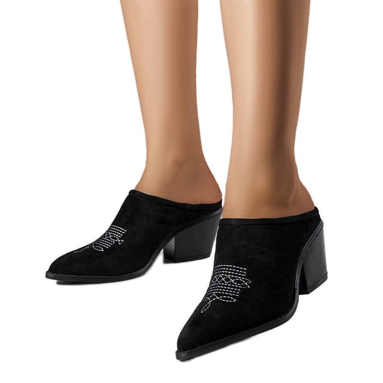 Svarta rutschkanor med uppbyggd front från Linda