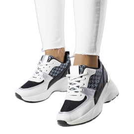 Svarta sneakers dekorerade med Lora-monogrammet