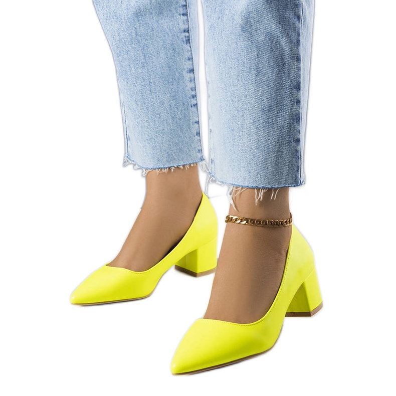 Gula pumps med klack från Gail