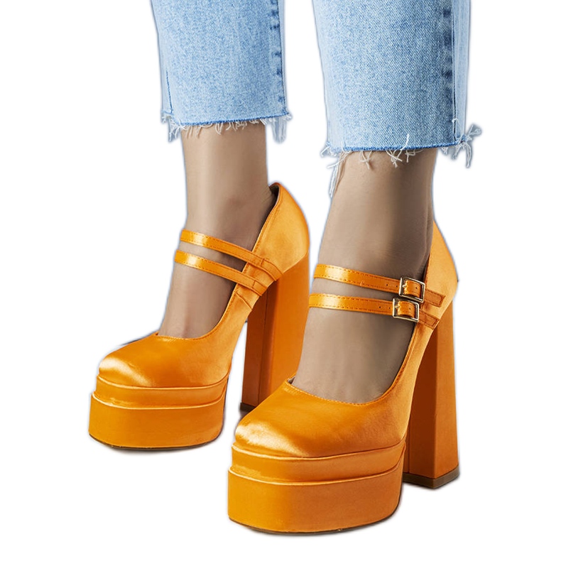 Orange högklackade pumps från Lynn