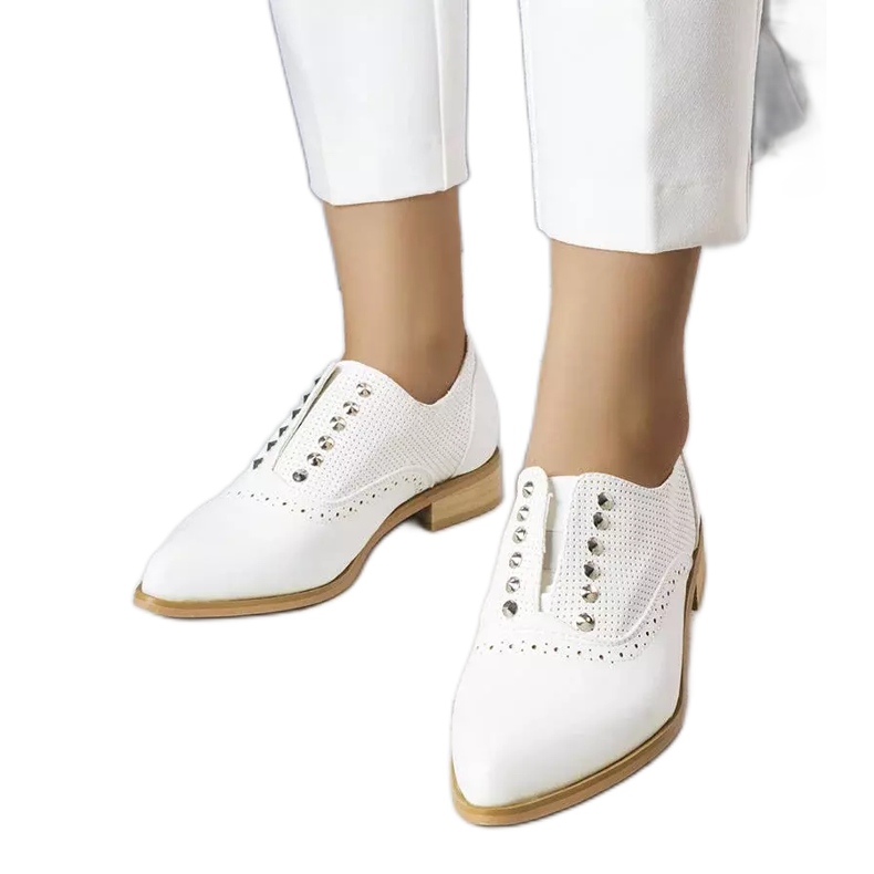 BM Vita genombrutna skor med nitar från Erin