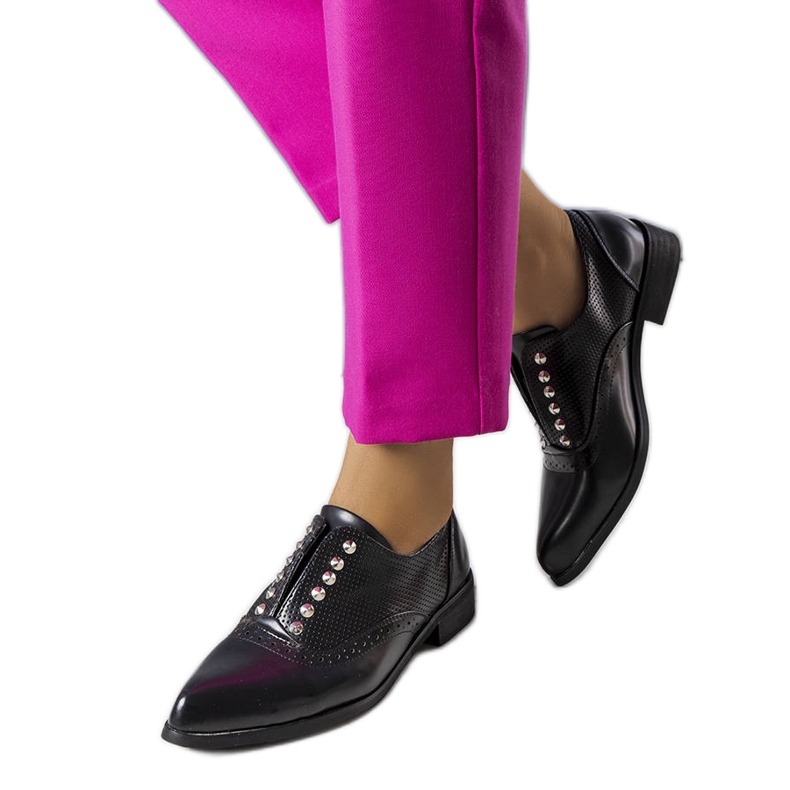 BM Svarta genombrutna brogues med nitar från Erin