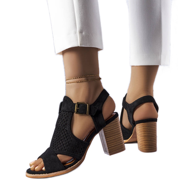 Svarta genombrutna sandaler från Courtois