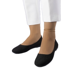 Svarta lägenheter med läderfotbädd från Lespérance