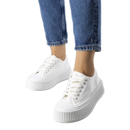 Vita platåsneakers från Delores