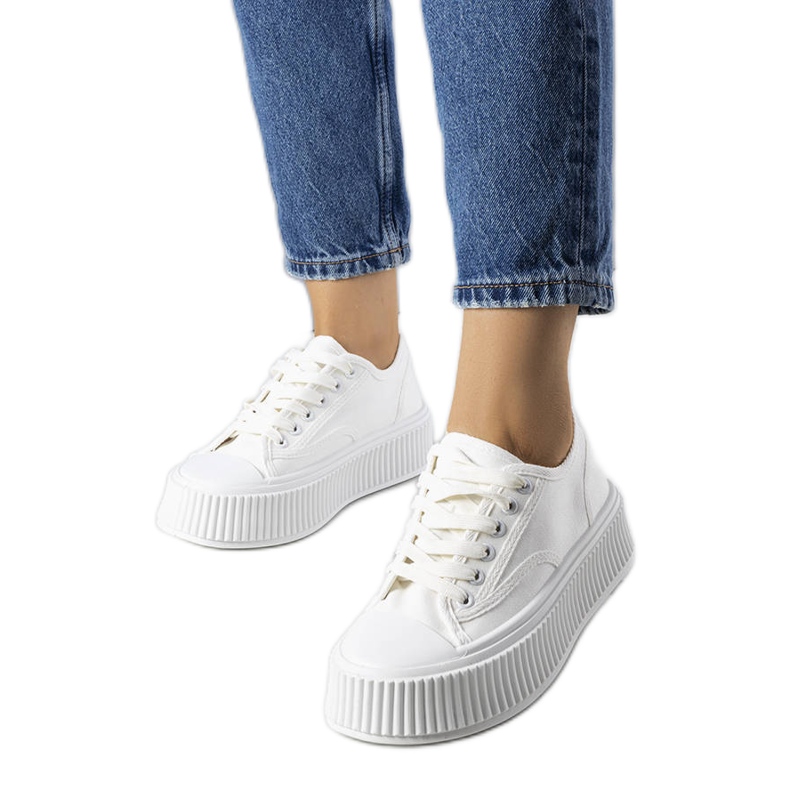 Vita platåsneakers från Delores