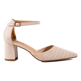 Shelovet dampumps på ett beige block