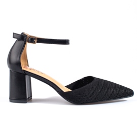 Shelovet kvinnors pumps på en svart stolpe