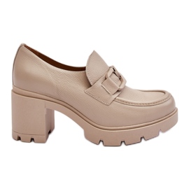 Lemar Eleganta skor på en pelare med en beige Harmell-dekoration