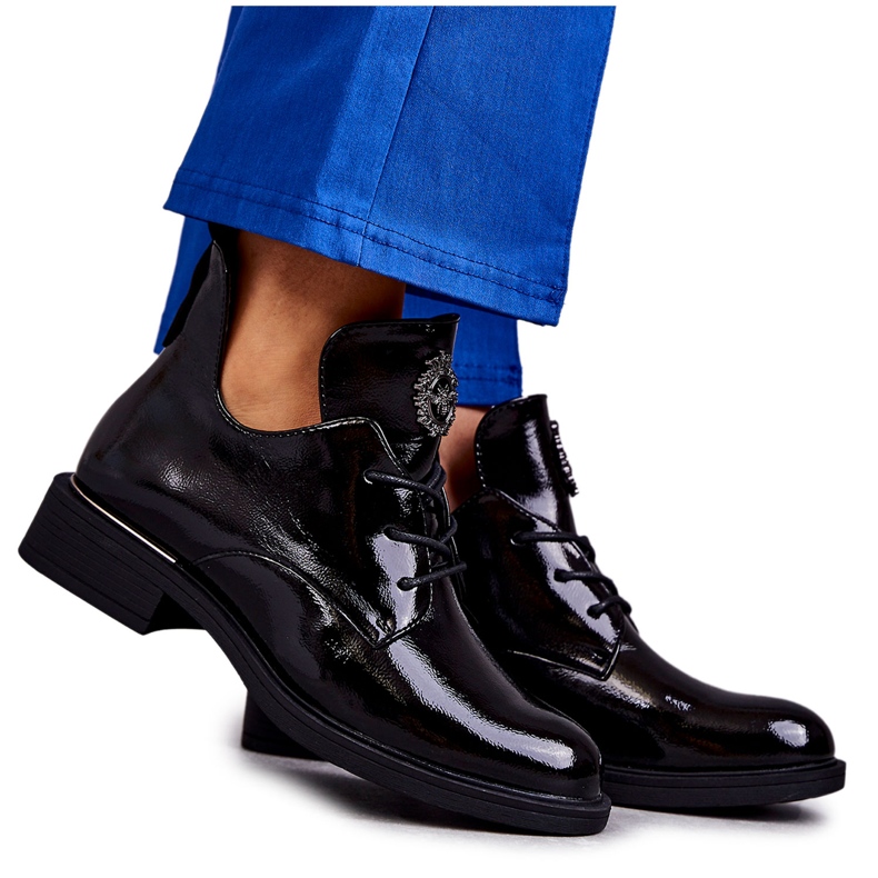 Vinceza Lackade snörstövlar med urskärningar Svart Fabiana