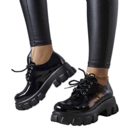 Svartlackade skor från Lynn