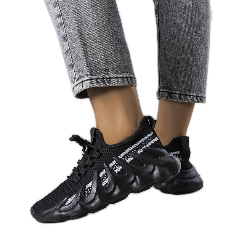 Svarta sneakers på en fashionabel Beth-sula