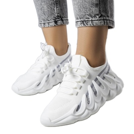 Vita sneakers på en fashionabel Beth-sula
