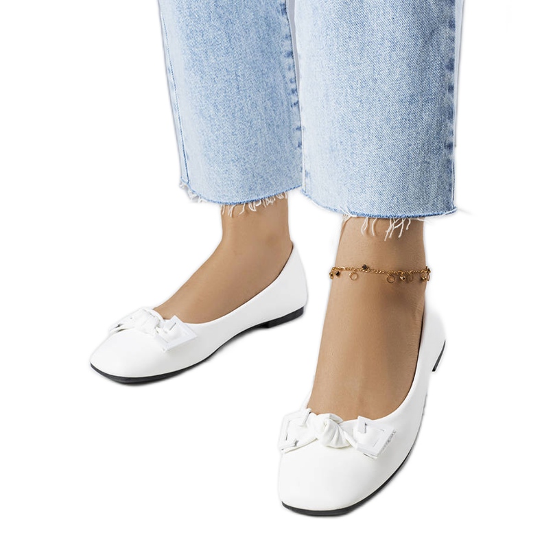 Vita ballerinor med rosett från Tabitha