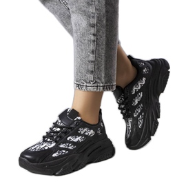 PA1 Svarta sneakers dekorerade med Kara-tryck