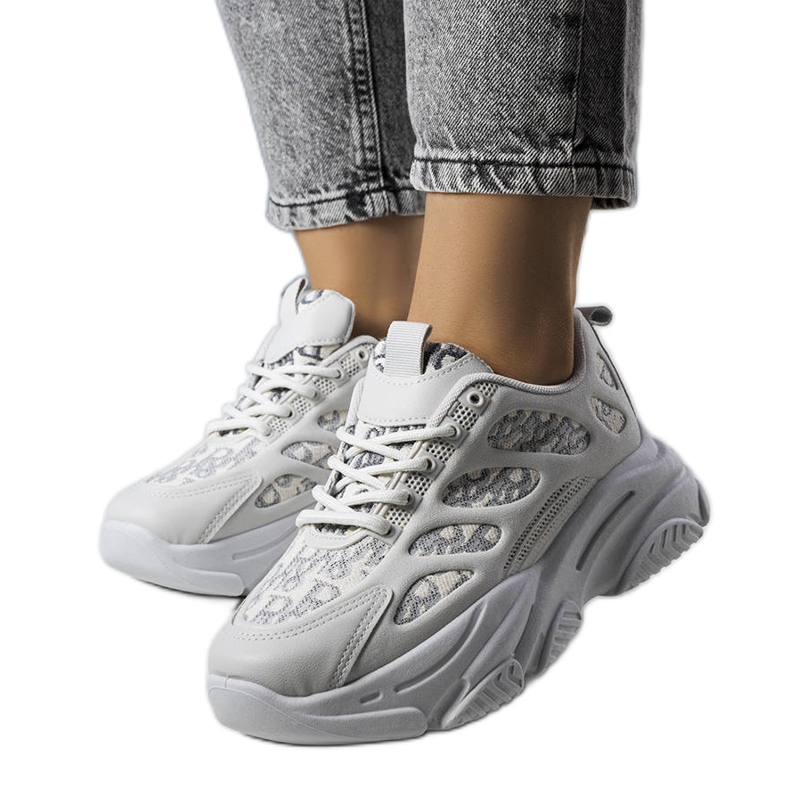 Gråa sneakers dekorerade med Kara-tryck