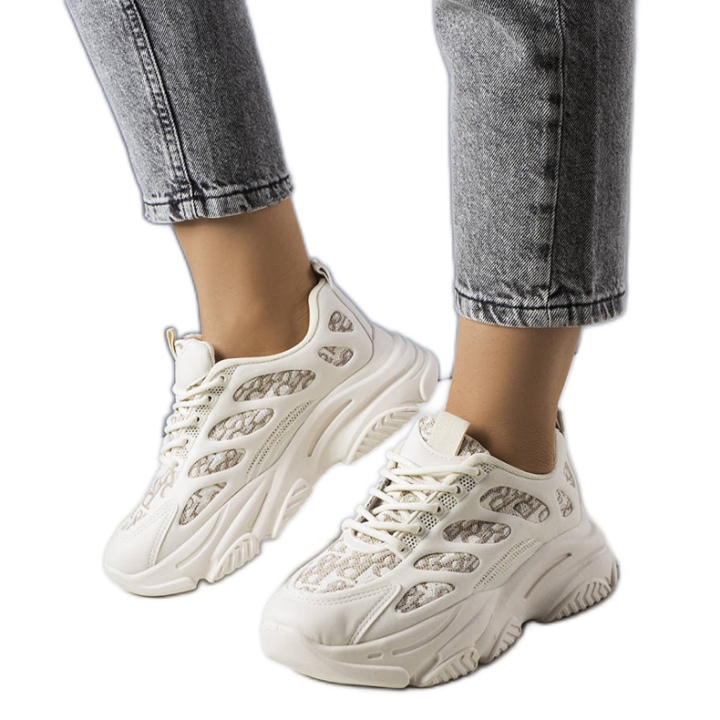 Beige sneakers dekorerade med Kara-tryck