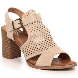 Mockasandaler på stolpe med en genombruten beige ovandel eVento 3581