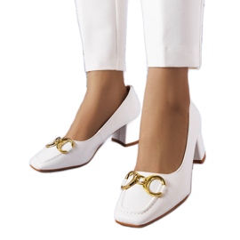 Vita pumps med fyrkantig tå från Neufville